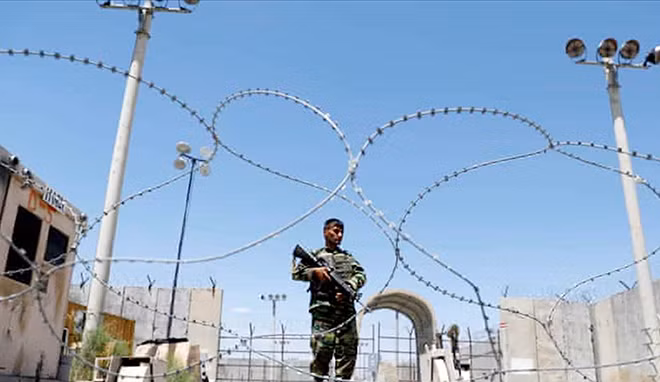 Binh sĩ Afghanistan gác căn cứ Bagram sau khi Mỹ bàn giao hôm 2-7.