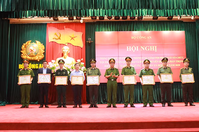 Thứ trưởng Lê Qúy Vương trao Bằng khen của Bộ Công an tặng tập thể, cá nhân có thành tích xuất sắc.