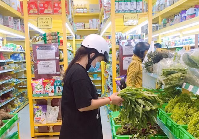 Huyền đi siêu thị nhưng chỉ đến quầy bán rau.