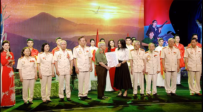 Ê-kíp thực hiện chương trình “Những cánh chim tiếp lửa” trao tặng bản nhạc ca khúc cho các cựu chiến binh lực lượng Công an chi viện chiến trường miền Nam trong kháng chiến chống Mỹ.