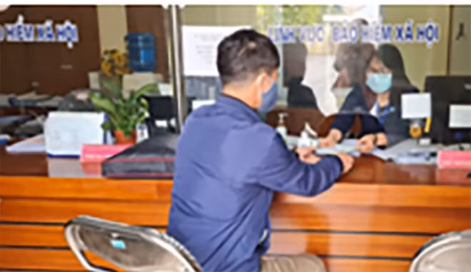 Cán bộ tiếp nhận hồ sơ của người tham gia tại BHXH tại Kinh Môn, Hải Dương.