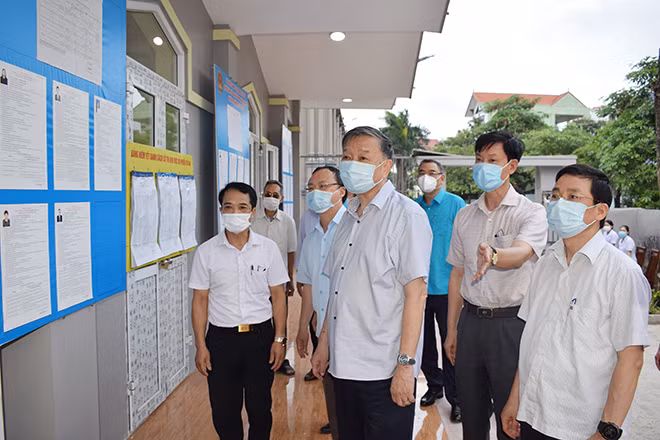 Bộ trưởng Tô Lâm kiểm tra công tác chuẩn bị bầu cử tại thôn Lực Điền.