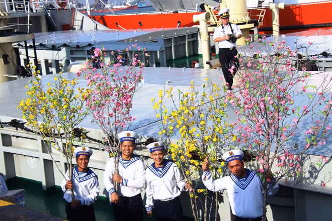 Tạm biệt đất liền, hẹn xuân sau gặp lại. Tạm biệt đất liền, hẹn xuân sau gặp lại.