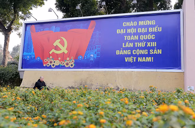 Pano cố định cỡ lớn chào mừng Đại hội đại biểu toàn quốc lần thứ XIII của Đảng trên phố Trần Nhân Tông. Ảnh: TTXVN