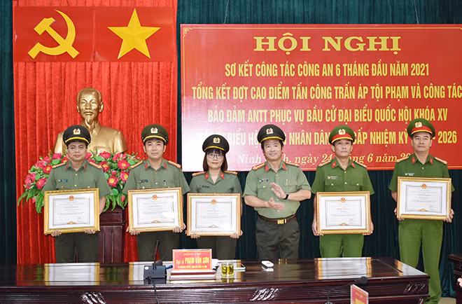 Giám đốc Công an tỉnh Ninh Bình trao Bằng khen của UBND tỉnh tặng các tập thể, cá nhân có thành tích xuất sắc.
