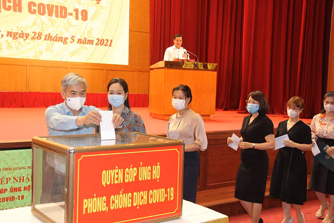 Đồng chí Vũ Anh Tuấn, Uỷ viên Ban Thường vụ Tỉnh ủy, Bí thư Đảng ủy Than Quảng Ninh, Phó Tổng giám đốc Tập đoàn cùng các đại biểu ủng hộ tại lễ phát động Đồng chí Vũ Anh Tuấn, Uỷ viên Ban Thường vụ Tỉnh ủy, Bí thư Đảng ủy Than Quảng Ninh, Phó Tổng giám đốc Tập đoàn cùng các đại biểu ủng hộ tại lễ phát động