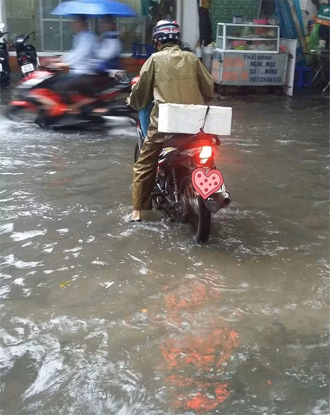 Những ngày mưa ngập, Đạo vẫn cố gắng làm công việc thiện nguyện lạ lùng này.