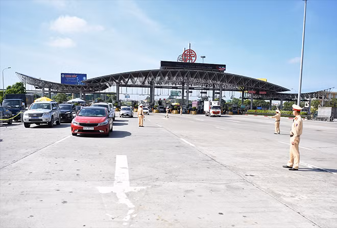 CSGT đảm bảo giao thông được thông suốt tại các chốt kiểm soát.