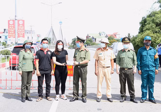 Người dân trao quà ủng hộ Công an phòng dịch.