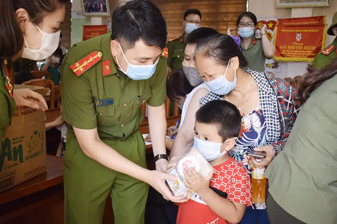 CBCS Phòng Cảnh sát môi trường, Công an tỉnh Quảng Ninh tổ chức khám mắt và tặng quà cho trẻ em.