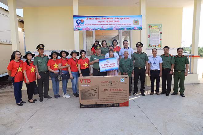 Đoàn công tác trao tặng tivi cho Trường Mầm non Hướng Dương, xã Đắk Som.