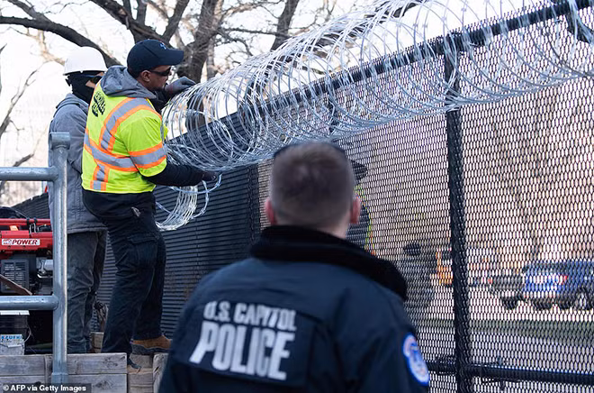 Hàng rào mới cao khoảng 2m được dựng lên quanh Đồi Capitol. Ảnh: Getty.