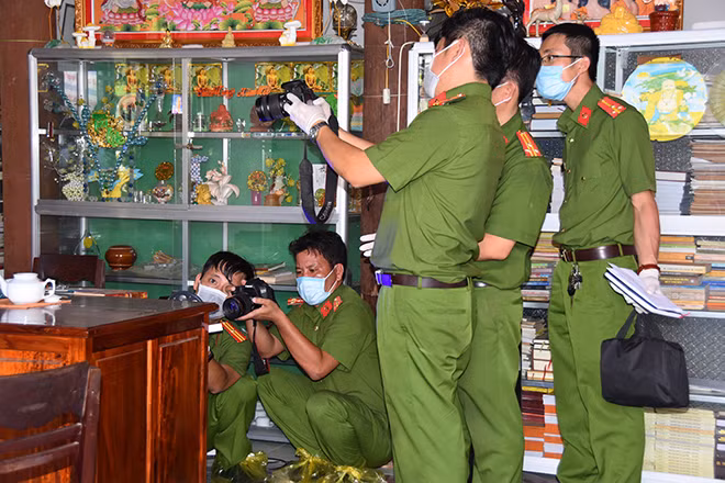 Cơ quan công an kiểm tra hiện trương vụ án tại chùa Quảng Ân.