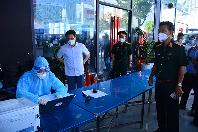 Phó thủ tướng Vũ Đức Đam kiểm tra khu vực tiêm vaccine phòng COVID-19 của Bệnh viện Quân y 175.