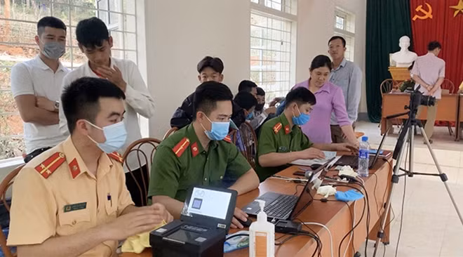 Cán bộ chiến sĩ Công an Quỳnh Nhai làm việc hết công suất, tận tình phục vụ người dân.
