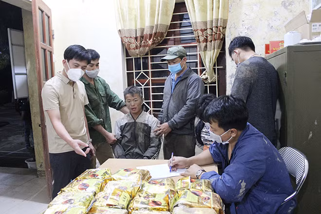Thượng tá Nguyễn Ngọc Thắng - PGĐ, Thủ trưởng Cơ quan CSĐT Công an tỉnh trực tiếp xét hỏi đối tượng Ly A Xà.
