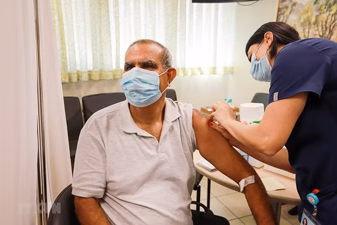 Israel đã triển khai tiêm liều vaccine thứ ba cho công dân. Israel đã triển khai tiêm liều vaccine thứ ba cho công dân.