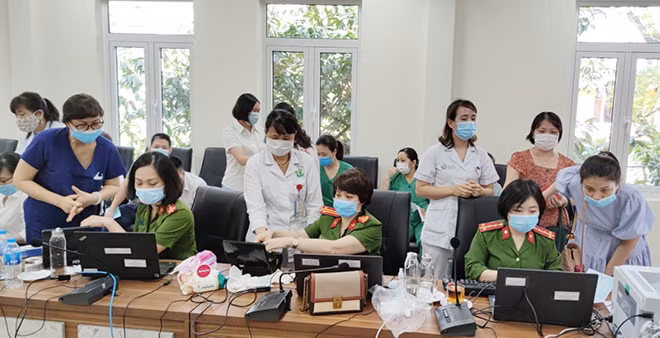 Làm căn cước công dân cho người dân tại Trung tâm.
