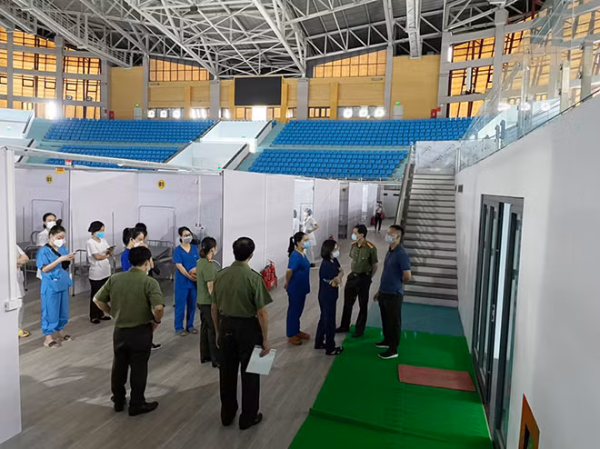 Kiểm tra bên trong khu vực bố trí giường bệnh tại Bệnh viện Dã chiến số 2 Bắc Giang.