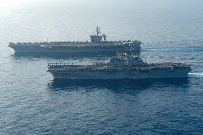 Tàu USS Makin (LHD-8) và tàu sân bay USS Theodore Roosevelt (CVN-71) quá cảnh Biển Đông hôm 9/4. Ảnh US Navy