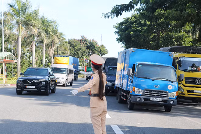 Thượng úy Hồng Nhung làm nhiệm vụ trong ca trực tại chốt kiểm soát dịch bệnh.