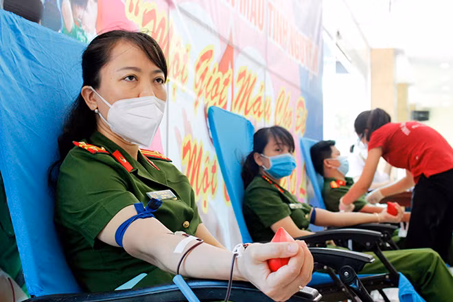 Lãnh đạo, CBCS Phòng Cảnh sát QLHC về TTXH Công an Nghệ An hiến máu tình nguyện.