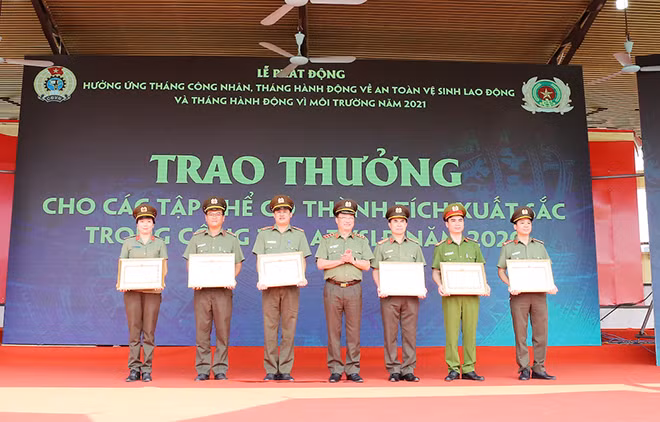 Thứ trưởng Nguyễn Văn Thành trao Bằng khen của Bộ Công an cho 7 tập thể xuất sắc.