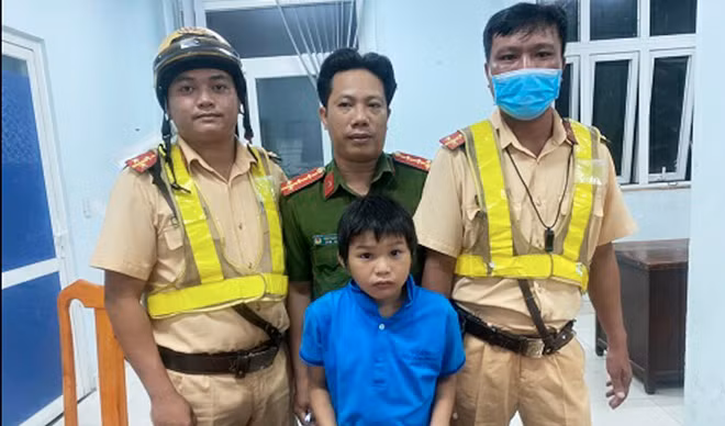 Tổ công tác đưa cháu bé đi lạc về với gia đình.