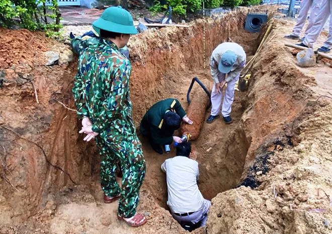 Lực lượng chức năng đang tiến hành xử lý tiêu hủy an toàn quả bom.