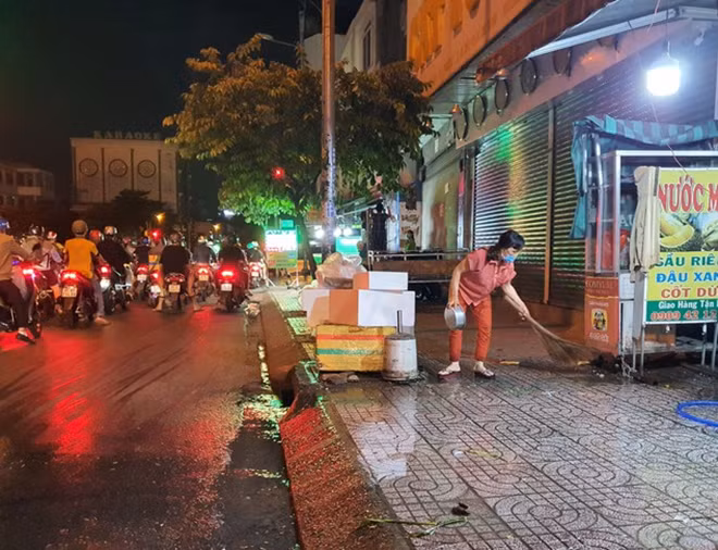 Người dân hối hả dọn hàng để kịp giờ phong tỏa. Người dân hối hả dọn hàng để kịp giờ phong tỏa.
