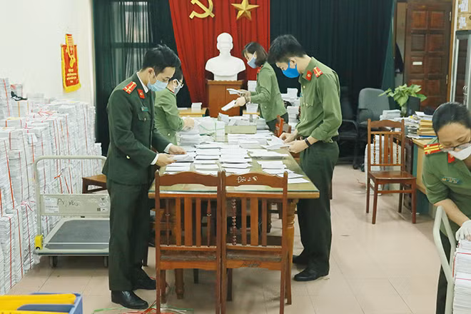 Cán bộ Cục Hồ sơ nghiệp vụ rà soát hồ sơ.