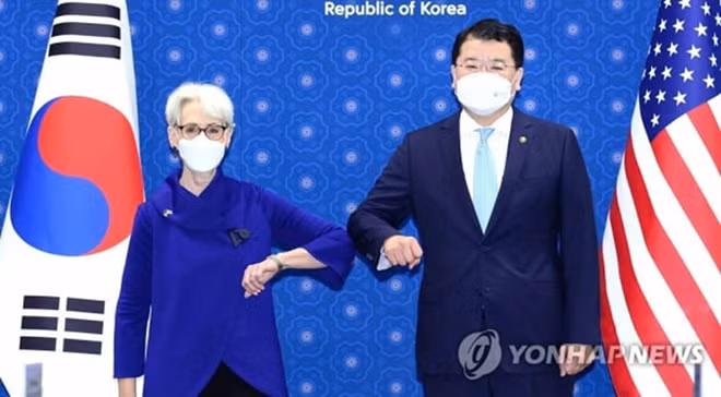Bà Wendy Sherman và người đồng cấp Choi Jong-kun. Ảnh: Yonhap Bà Wendy Sherman và người đồng cấp Choi Jong-kun. Ảnh: Yonhap