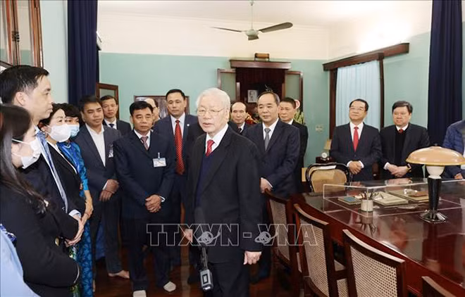 Tổng Bí thư, Chủ tịch nước Nguyễn Phú Trọng trò chuyện thân mật với cán bộ, nhân viên Khu Di tích Chủ tịch Hồ Chí Minh ở Phủ Chủ tịch. Ảnh: TTXVN