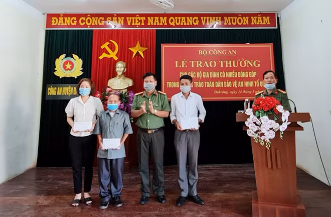 Trao hỗ trợ cho 3 hộ gia đình tổng số tiền 210 triệu đồng từ Quỹ Nghĩa tình vì đồng đội CAND. Trao hỗ trợ cho 3 hộ gia đình tổng số tiền 210 triệu đồng từ Quỹ Nghĩa tình vì đồng đội CAND.