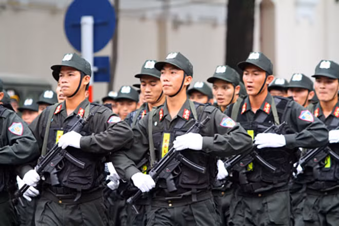 Trải qua các chặng đường lịch sử của dân tộc, lực lượng Cảnh sát nhân dân luôn tuyệt đối trung thành với Đảng với Tổ quốc, hết lòng hết sức phục vụ nhân dân.