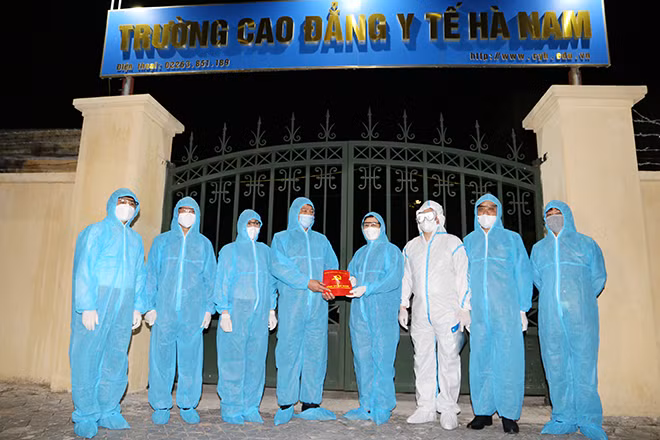 Đồng chí Lê Thị Thủy và đoàn công tác trao quà tặng lực lượng làm nhiệm vụ khu cách ly tập trung tại Trường cao đẳng Y tế Hà Nam.