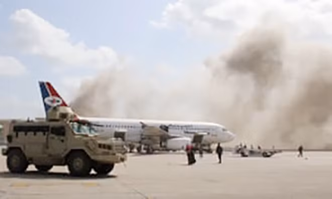 Hiện trường vụ tấn công tại sân bay Aden.