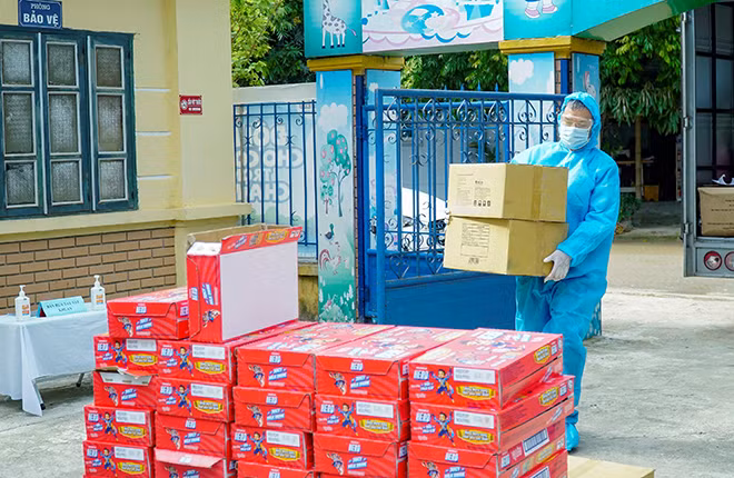 Trong dịp này, đã có 24.000 hộp sữa trái cây Hero của Vinamilk được gửi đến các em nhỏ.