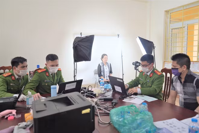 Công an thành phố Bắc Kạn thực hiện cấp căn cước công dân cho người dân trên địa bàn. Công an thành phố Bắc Kạn thực hiện cấp căn cước công dân cho người dân trên địa bàn.