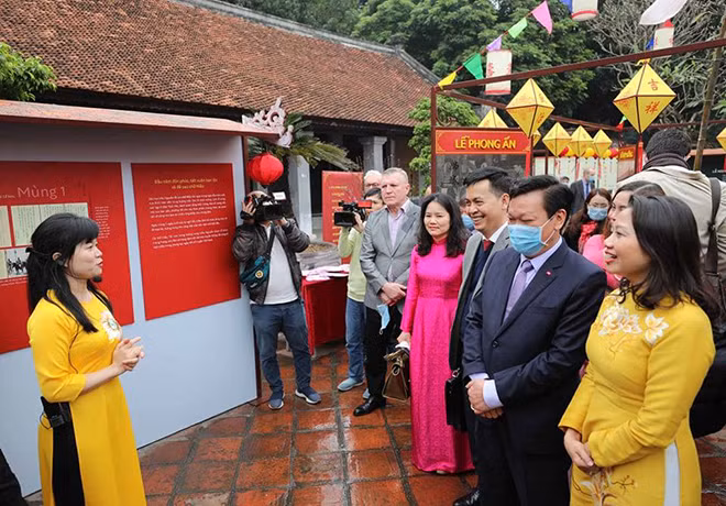 Các đại biểu tham quan triển lãm ngày 28/1.