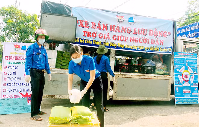 Xe bán hàng lưu động giúp người dân trong những ngày giãn cách xã hội.