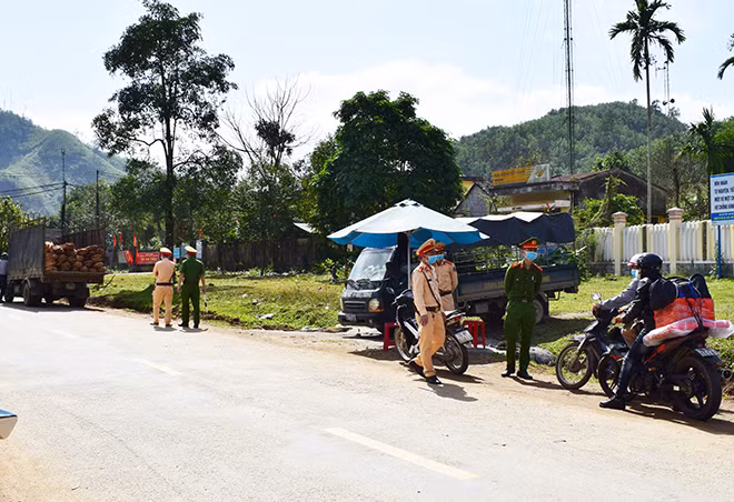 Lực lượng CSGT Công an Quảng Ngãi kiểm soát các phương tiện vào Quảng Ngãi. Lực lượng CSGT Công an Quảng Ngãi kiểm soát các phương tiện vào Quảng Ngãi.