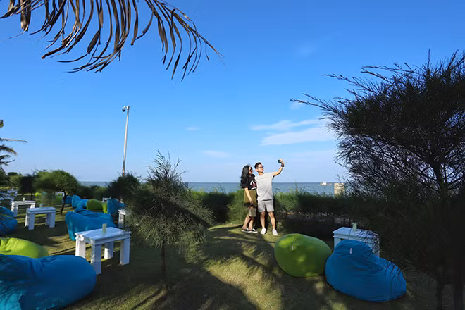 Khu vực được du khách yêu thích nhất là không gian sát biển của Aqua Chill Bar. Từ những chiếc ghế lười êm ả được bố trí ngay cạnh tán cây xanh mát, du khách có thể ngắm nhìn đại dương mênh mang như chỉ cách vài bước chân và đây cũng là background tuyệt đẹp cho những bức ảnh sống ảo. Khu vực được du khách yêu thích nhất là không gian sát biển của Aqua Chill Bar. Từ những chiếc ghế lười êm ả được bố trí ngay cạnh tán cây xanh mát, du khách có thể ngắm nhìn đại dương mênh mang như chỉ cách vài bước chân và đây cũng là background tuyệt đẹp cho những bức ảnh sống ảo.