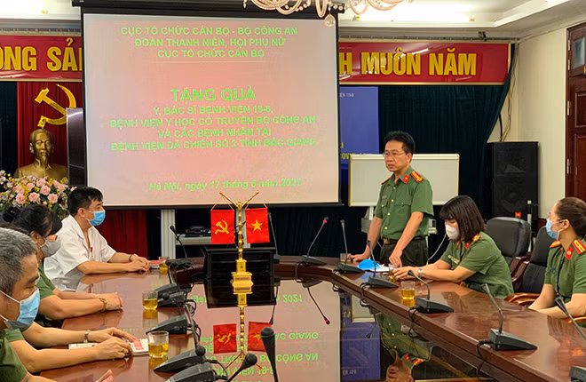 Đại tá Phạm Quang Tuyển gửi lời cảm ơn, sự sẻ chia đối với các y, bác sĩ CAND đang làm nhiệm vụ tại BV Dã chiến số 2 Bắc Giang. Đại tá Phạm Quang Tuyển gửi lời cảm ơn, sự sẻ chia đối với các y, bác sĩ CAND đang làm nhiệm vụ tại BV Dã chiến số 2 Bắc Giang.