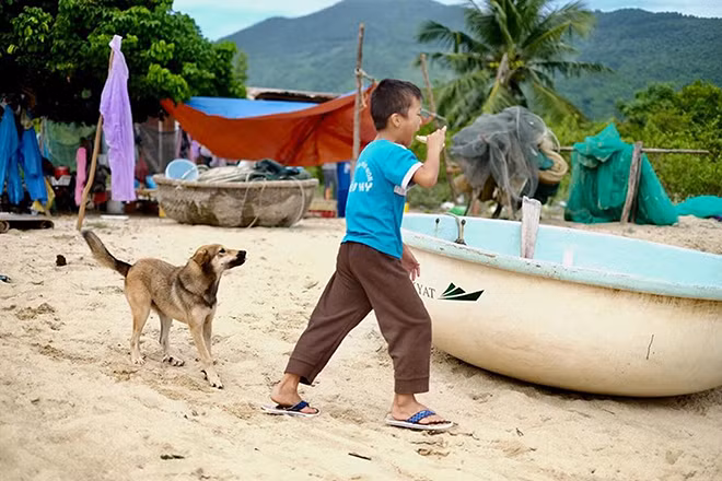 Những đứa trẻ ở làng mới được người lớn đưa về thăm làng cũ và chúng không còn những mặc cảm như người thân nữa.