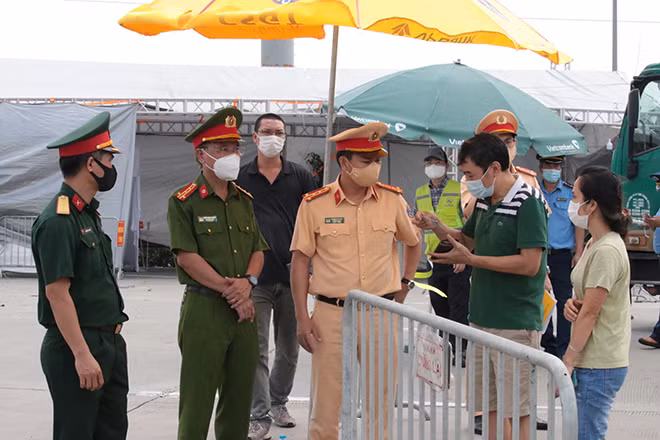 CSGT làm nhiệm vụ tại ngã ba Pháp Vân. CSGT làm nhiệm vụ tại ngã ba Pháp Vân.