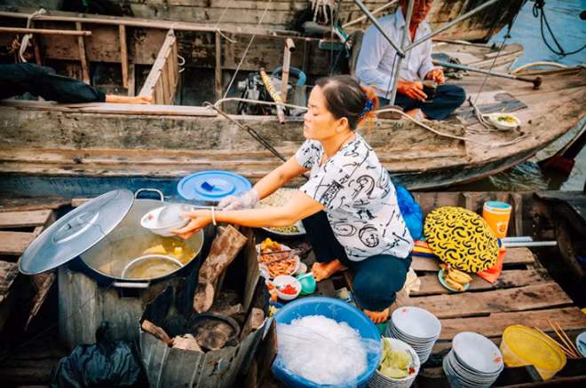 “Quán” bún trên đò.