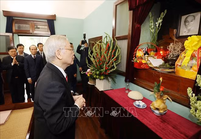 Tổng Bí thư, Chủ tịch nước Nguyễn Phú Trọng dâng hương tưởng niệm Chủ tịch Hồ Chí Minh. Ảnh: TTXVN