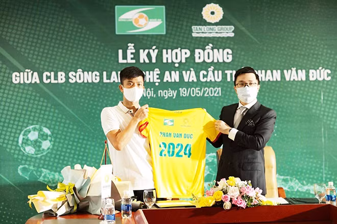 Phan Văn Đức nhận số tiền lót tay kỷ lục khi đồng ý ở lại SLNA.