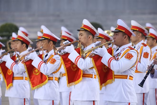 Lực lượng Quân nhạc diễn tập cử hành nghi lễ đặt vòng hoa và vào Lăng viếng Chủ tịch Hồ Chí Minh. (Ảnh: Dương Giang/TTXVN) Lực lượng Quân nhạc diễn tập cử hành nghi lễ đặt vòng hoa và vào Lăng viếng Chủ tịch Hồ Chí Minh. (Ảnh: Dương Giang/TTXVN)